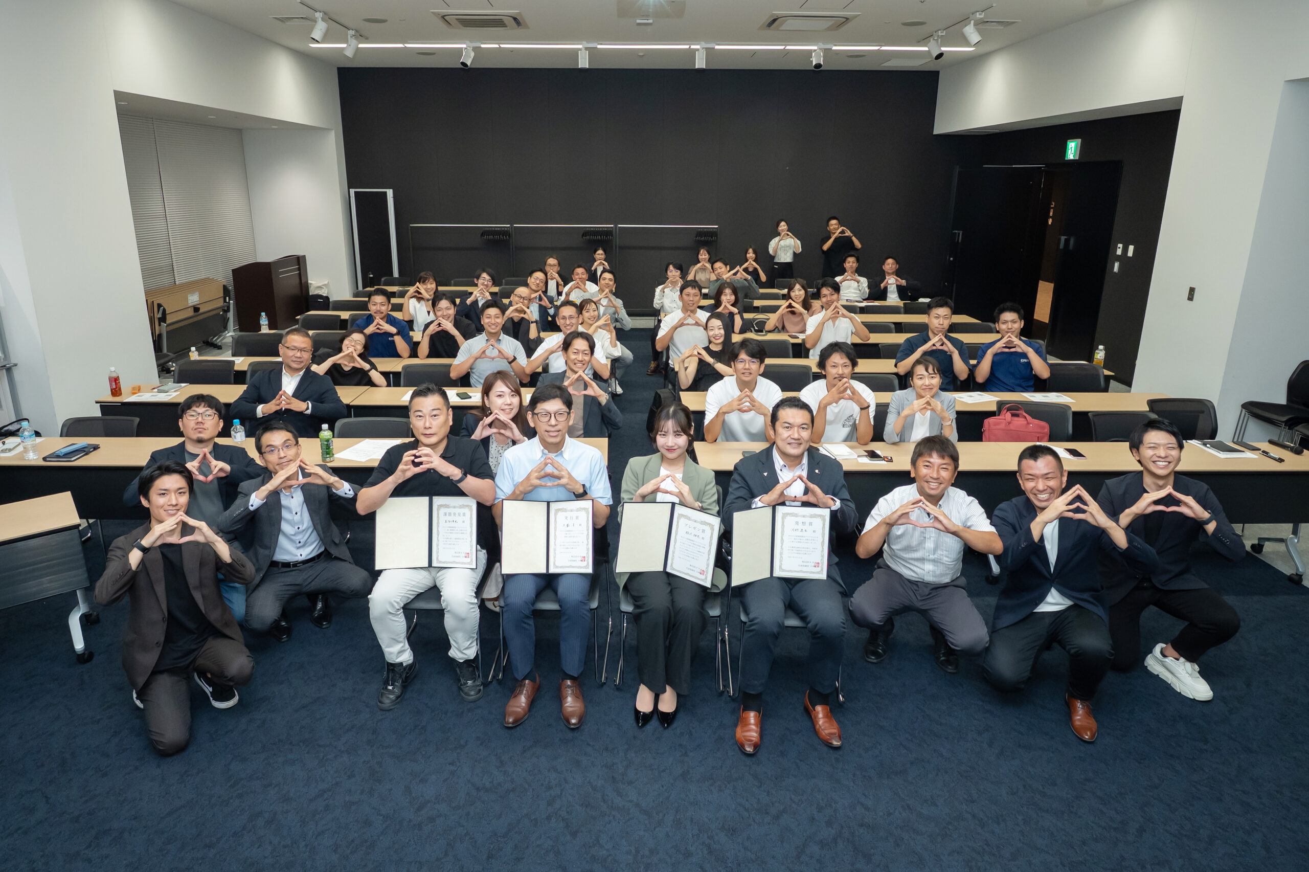 新価値創造プログラム 第1期 成果発表会 全員集合写真